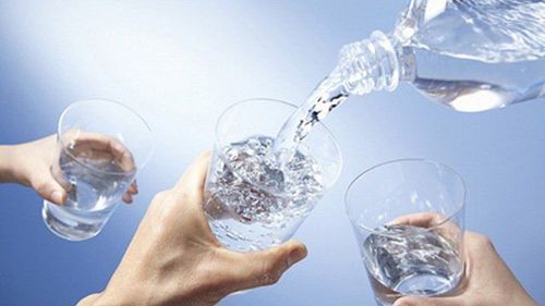 Uống nước sau khi tỉnh