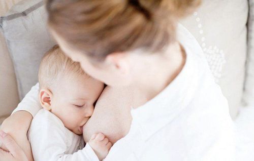 Trẻ bú đủ sữa thường đi tiểu tối thiểu 6 – 8 lần/ngày