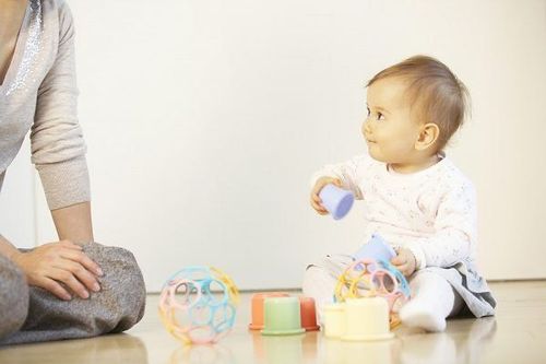 Sự phát triển của trẻ 15 tuần tuổi sau sinh