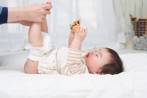 Trẻ bú mẹ nhiều khiến số lần ướt tã sẽ nhiều lên và có màu vàng nhạt