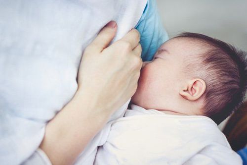 Nếu trẻ không được cho bú đủ thì khả năng cao trẻ sẽ ngủ không sâu và dễ thức giấc
