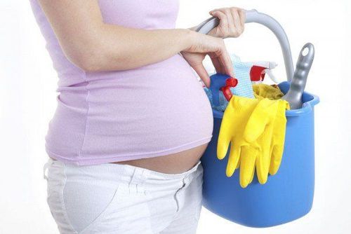 Mothers who frequently engage in heavy activities are more likely to experience hip pain after childbirth.