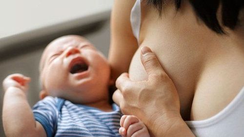 Trẻ bú kém, bỏ bú, trướng bụng, nôn ói là những dấu hiệu nhận biết trẻ bị nhiễm khuẩn sơ sinh sớm