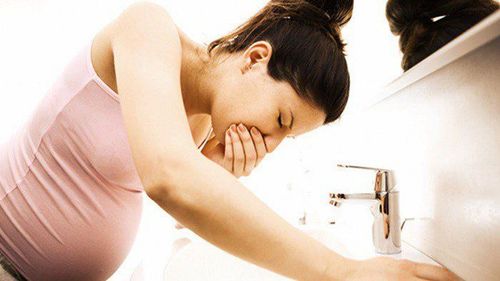 Bà bầu bị sỏi mật có biểu hiện buồn nôn, đau vùng bụng trên hoặc giữa bụng