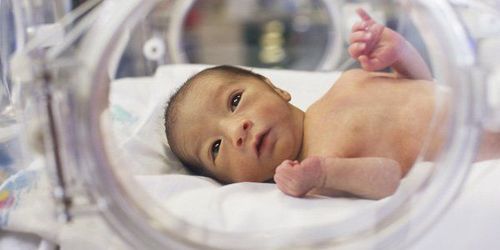 Trẻ sinh non có cân nặng dưới 2000 gram và mẹ có HBsAg âm tính thì sử dụng khi trẻ được xuất viện hoặc khi trẻ được 1 tháng tuổi