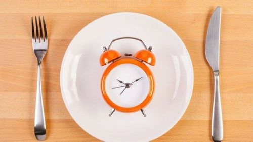 Limiting your eating time to 15 minutes can lead to overeating, which can cause indigestion.
