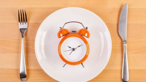 Người bệnh cần lưu ý nhịn ăn và uống hoàn toàn trước khi thực hiện thủ thuật ít nhất 6 tiếng