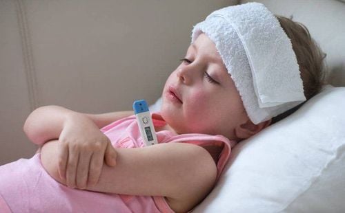 Cha mẹ có thể dùng khăn bông nhúng nước ấm để lau vùng trán, bụng, nách và háng để hạ sốt cho trẻ