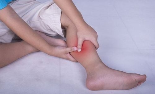 Xoa bóp tại vị trí chuột rút sẽ giúp bạn giảm đau