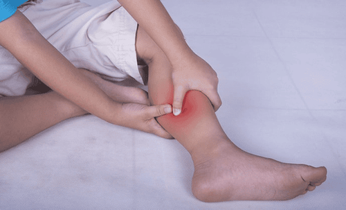Mát xơ vùng chân và cơ để khắc phục tình trạng chuột rút.