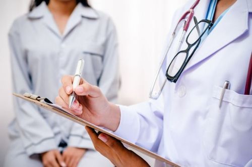 Tùy thụ thuộc vào giai đoạn ung thư, sức khỏe tổng thể và nguyện vọng của người bệnh để bác sĩ lựa chọn phương pháp điều trị khác nhau