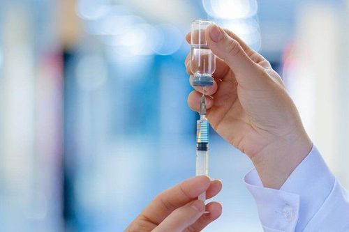 Tiêm các thuốc co bóp để khắc phục tình trạng tử cung bị đờ