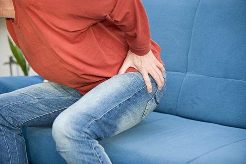 Pain and numbness in the groin area are early complications after inguinal hernia surgery