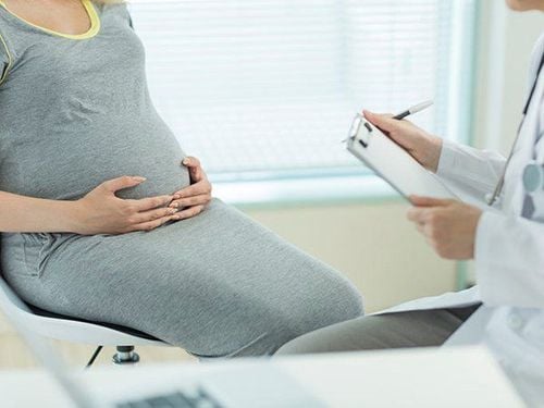 When fetal hypoxia is detected, mothers should look for examination and oxygen supplementation for the baby using specialized machines.