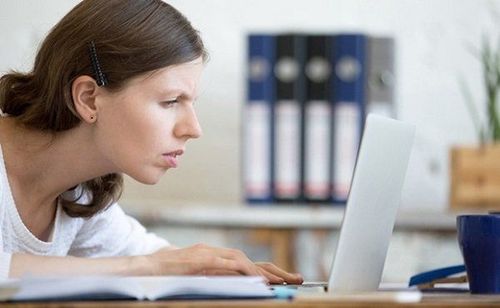 Sử dụng máy tính và các thiết bị kỹ thuật số nhiều khiến mắt dễ mỏi