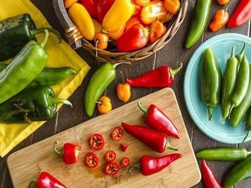 Khi bị viêm họng hạt mãn tính, bệnh nhân cần tránh những loại thực phẩm tẩm ướp nhiều gia vị cay
