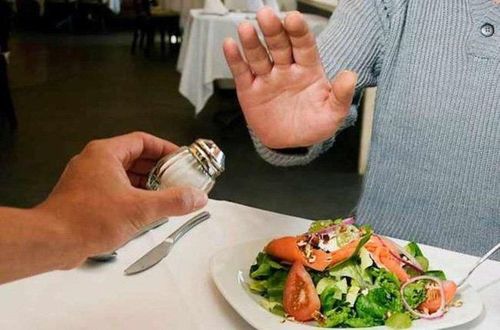 Hạn chế muối trong chế độ ăn uống khi bạn mắc viêm gan C