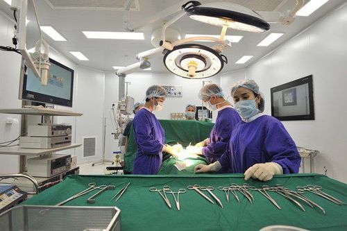 Phẫu thuật khẩn cấp là điều trị thường được lựa chọn để cứu vãn các bất thường trong chức năng thần kinh do CES gây ra