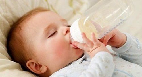 Trẻ 22 tuần tuổi có thể tự bú bình