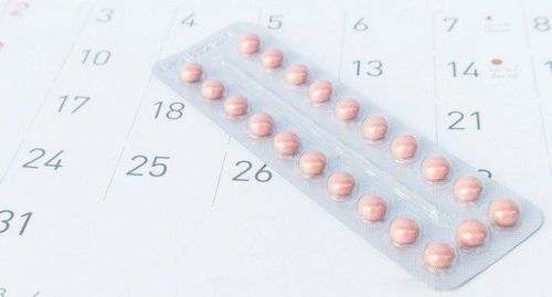 Estrogen và progestin trong thuốc tránh thai có thể làm tăng nồng độ của các yếu tố đông máu