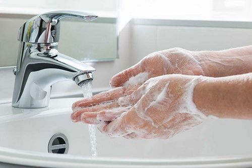 
Rửa tay thường xuyên bằng xà phòng và nước, đặc biệt là sau khi ho hoặc hắt hơi
