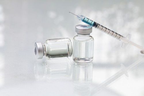 Tiêm vắc xin uốn ván khi trẻ 2 tháng tuổi, 4 tháng tuổi, 6 tháng tuổi, 15-18 tháng tuổi, 4-6 tuổi, 11-12 tuổi và 1 mũi nhắc lại sau đó