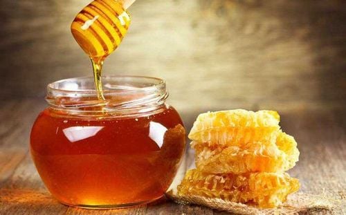
Mật ong được sản xuất bởi ong mật và một số loại ong khác
