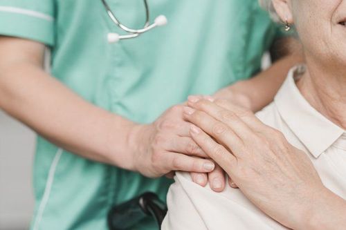 Bệnh nhân suy thận cần đến bệnh viện để được thăm khám và điều trị sớm