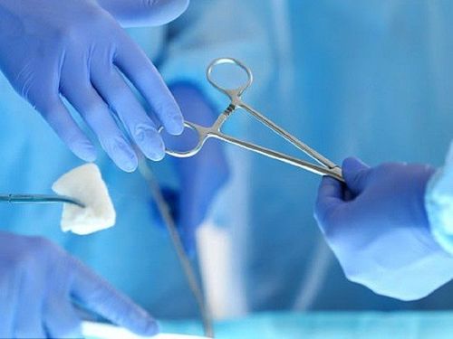 Trong bệnh bạch cầu lympho mạn, phẫu thuật đôi khi được áp dụng để cắt lách