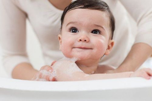 Không tự ý lấy lá thanh táo tắm cho trẻ sơ sinh khi chưa có chỉ định của bác sĩ