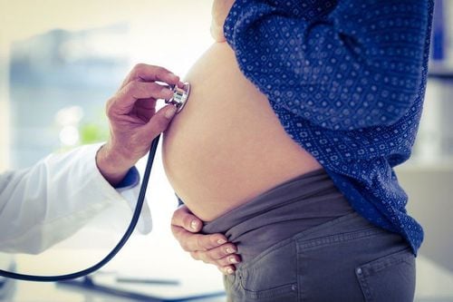 
Bác sĩ sẽ cân nhắc và trao đổi về việc can thiệp chuyển dạ.
