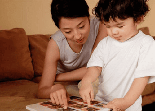 Khi ở 35 tháng tuổi bé vẫn tiếp tục yêu thích những câu hỏi lặp đi lặp lại ở mọi lúc mọi nơi