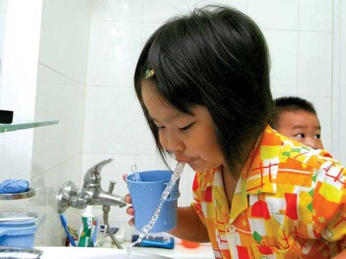 Trẻ em có thể súc miệng bằng nước muối pha loãng 0.9%