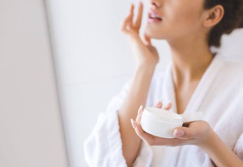 Thế nào là kem dưỡng ẩm tốt? | Vinmec