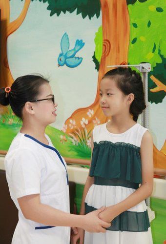 Theo nghiên cứu, bé gái sẽ phát triển về chiều cao sớm hơn nam