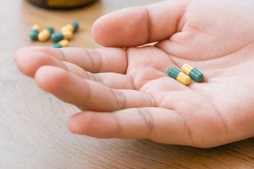 Sử dụng thuốc giảm đau điều trị gãy xương cột sống