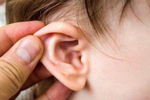 Bệnh bạch hầu có thể gây biến chứng viêm tai giữa ở trẻ nhỏ