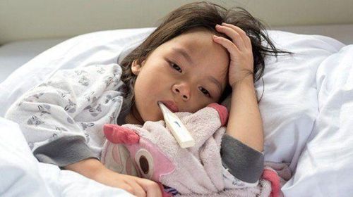 Trẻ sốt cao không nên tiêm