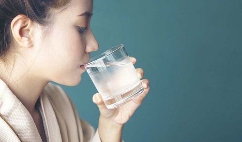 Người mắc cúm nên duy trì uống nhiều nước và nghỉ ngơi hợp lý