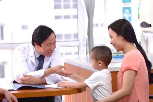 Cha mẹ cần cho trẻ đi khám bác sĩ nếu xuất hiện triệu chứng bất thường