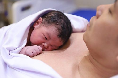 Da kề da với bố giúp gắn kết với trẻ sơ sinh