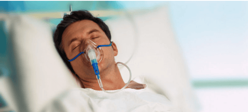 Khi ở bệnh viện, người bệnh cần được đảm bảo oxy trong máu thông qua việc thở oxy lưu lượng cao