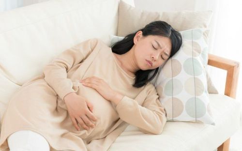 Bloating and indigestion can lead to stomach pain in pregnant women