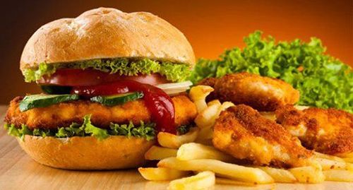 Đồ ăn nhanh chứa nhiều dầu mỡ dẫn đến tình trạng mỡ đọng lại trong tế bào gan