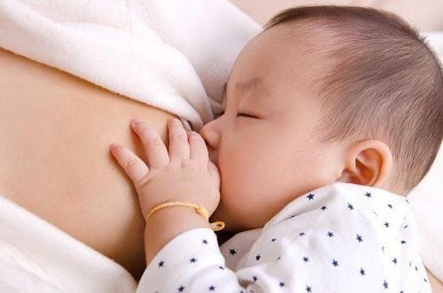 
Trẻ 39 tuần tuổi vẫn cần được bú sữa mẹ
