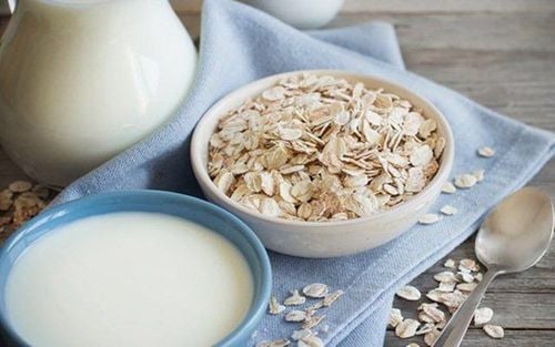 Drinking skim milk with oatmeal instead of water helps you have a healthy breakfast