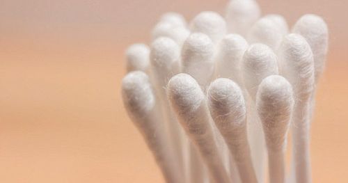 Vệ sinh họng trẻ bằng tăm bông có nguy hiểm không?