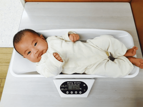 Không tăng cân không có nghĩa là trẻ sẽ luôn thấp bé hơn bình thường và tình trạng này còn phụ thuộc vào nhiều nguyên nhân khác nhau