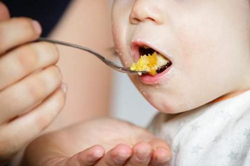 Nên kiên nhẫn tập cho trẻ ăn thử các loại thức ăn rắn hơn