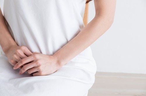 Dấu hiệu điển hình của bệnh hạ cam mềm là những vết sưng đau, có thể thành vết loét ở bộ phận sinh dục